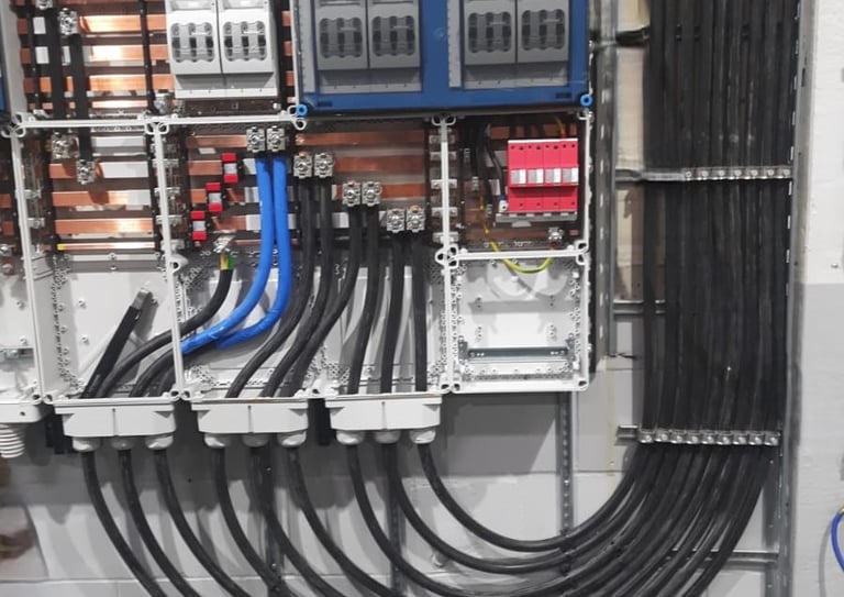 Industrie-NSHV mit Zuleitungen vom Trafo